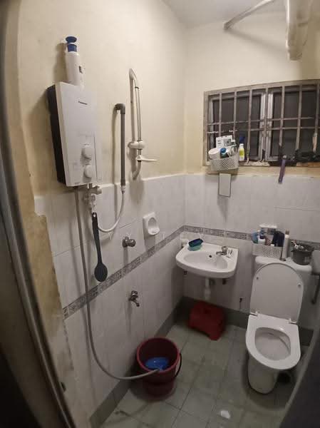 Pangsapuri untuk Dijual di Bayu Puteri 2 - YY Tey - Bathroom - PropertyGuru.com.my