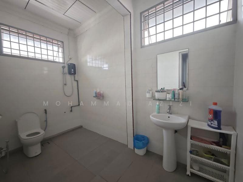 Bungalow House for Sale in Tok Sira (Kuantan) - Mohammad Azizi - Bathroom - PropertyGuru.com.my