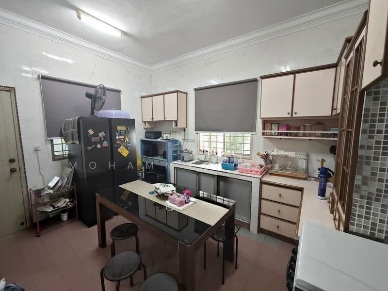 Bungalow House for Sale in Tok Sira (Kuantan) - Mohammad Azizi - Kitchen - PropertyGuru.com.my