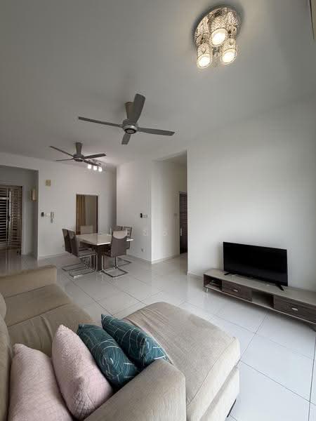 Kediaman Servis untuk Dijual di Sky Gardens Residences - Jessie Choo - Living Room - PropertyGuru.com.my