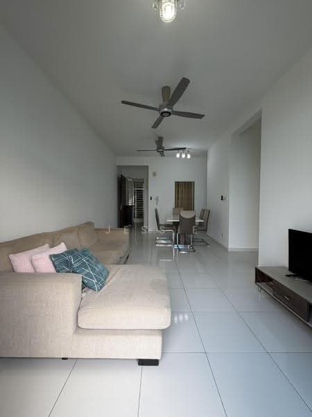 Kediaman Servis untuk Dijual di Sky Gardens Residences - Jessie Choo - Living Room - PropertyGuru.com.my