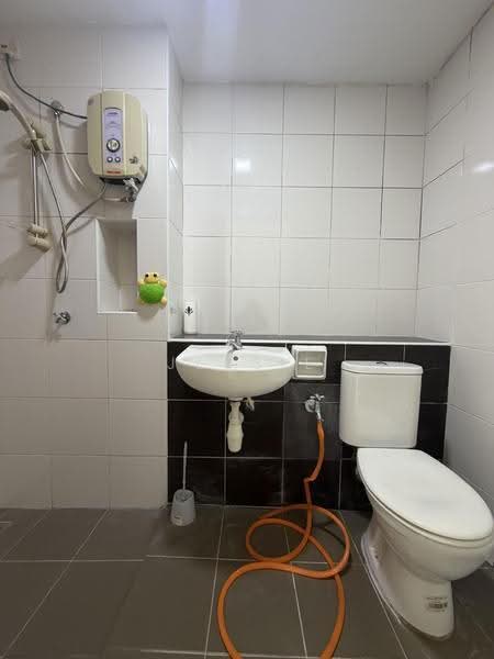 Kediaman Servis untuk Dijual di Sky Gardens Residences - Jessie Choo - Bathroom - PropertyGuru.com.my
