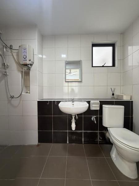 Kediaman Servis untuk Dijual di Sky Gardens Residences - Jessie Choo - Bathroom - PropertyGuru.com.my