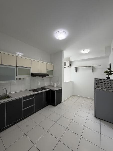 Kediaman Servis untuk Dijual di Sky Gardens Residences - Jessie Choo - Kitchen - PropertyGuru.com.my
