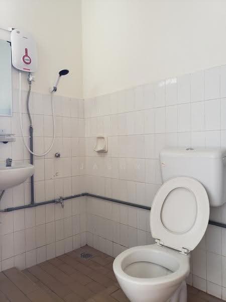 Rumah Teres 1.5-Tingkat untuk Disewa di Taman Perling (Perling) - Jason Lim - Bathroom - PropertyGuru.com.my