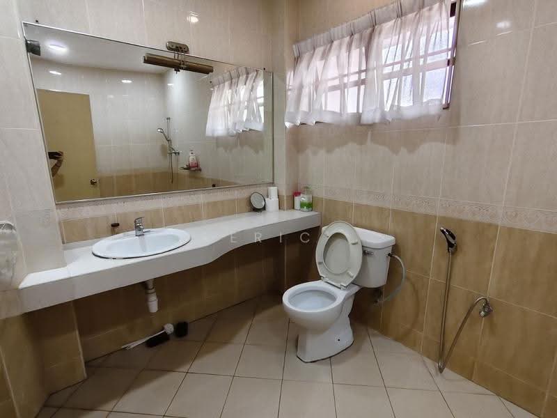 Rumah Berkembar untuk Dijual di Bandar Sunway (Sunway) - Eric Lau Mun Chung - Bathroom - PropertyGuru.com.my
