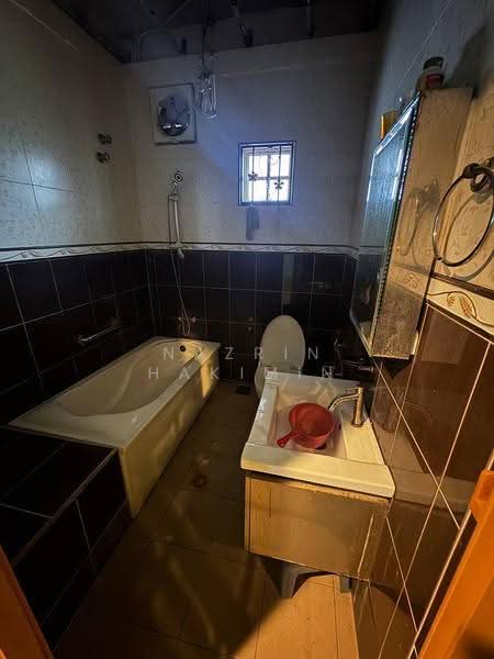 Rumah Teres 1-Tingkat untuk Dijual di Taman Pendamar Indah 2 (Klang) - Nazrin Hakimin - Bathroom - PropertyGuru.com.my