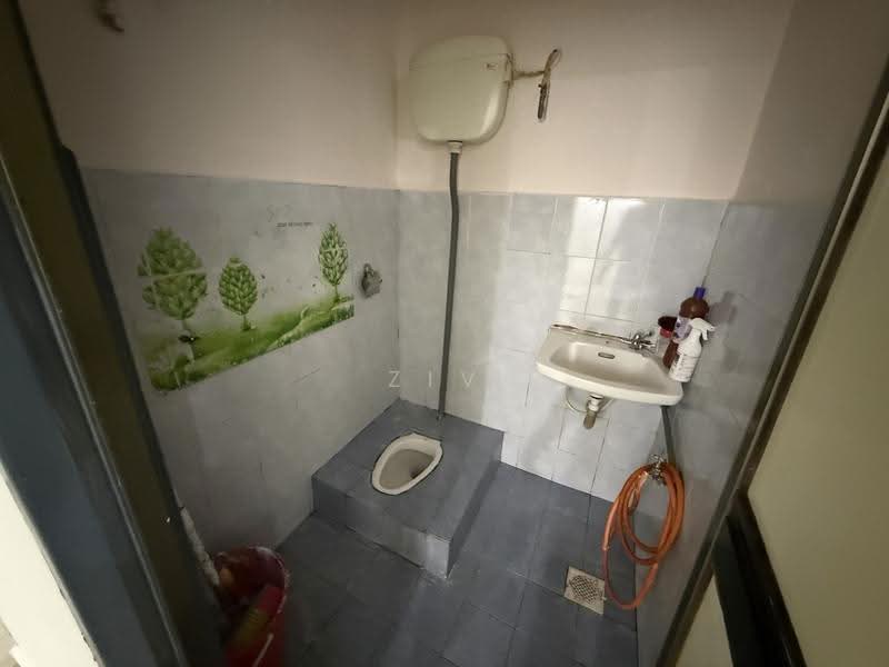 Flat for Sale at Taman Megah Ria - Ziv Chiam - Bathroom - PropertyGuru.com.my