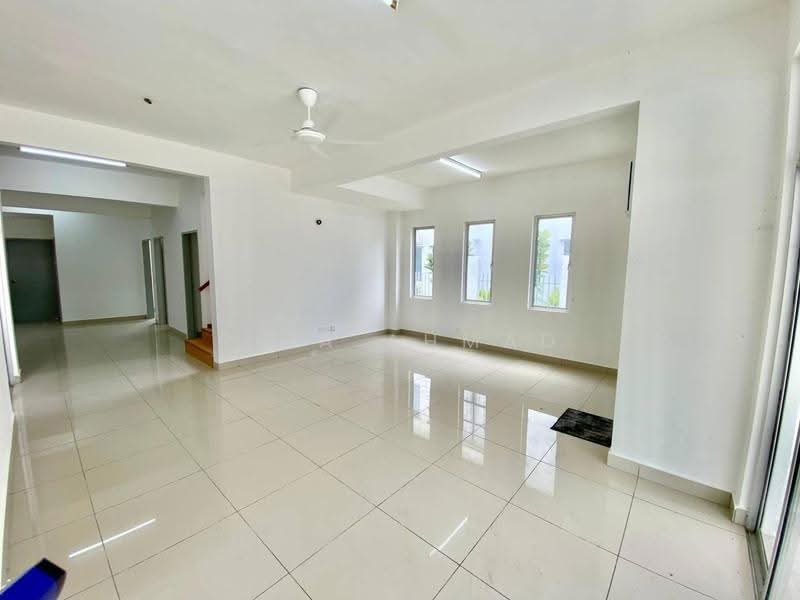 Rumah Berkembar untuk Dijual di Seksyen U15 (Shah Alam) - Riza Ahmad - Living Room - PropertyGuru.com.my