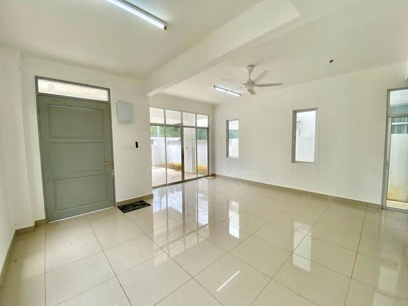 Rumah Berkembar untuk Dijual di Seksyen U15 (Shah Alam) - Riza Ahmad - Living Room - PropertyGuru.com.my