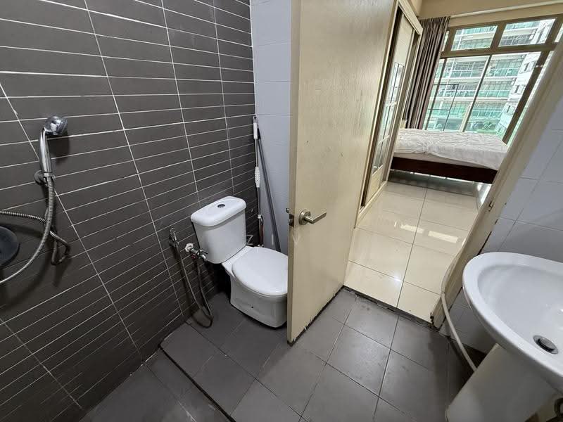 Kediaman Servis untuk Dijual di Palazio - Ziv Chiam - Bathroom - PropertyGuru.com.my