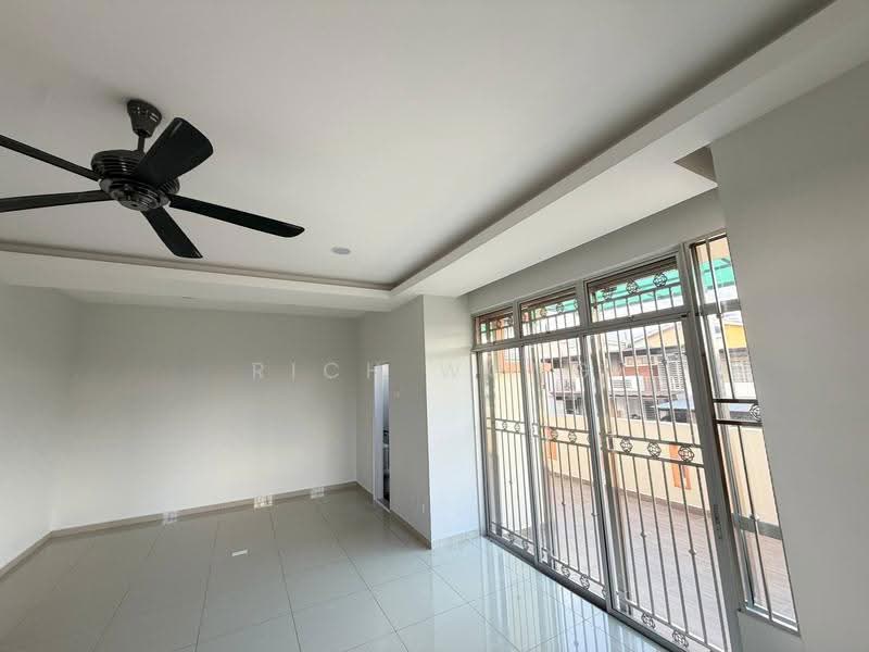 Rumah Teres 2-Tingkat untuk Disewa di Taman Desa Tebrau (Tebrau) - Rich Wong - Living Room - PropertyGuru.com.my