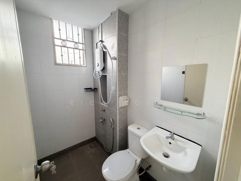 Rumah Teres 2-Tingkat untuk Disewa di Taman Desa Tebrau (Tebrau) - Rich Wong - Bathroom - PropertyGuru.com.my