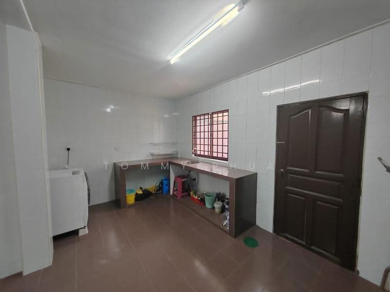 Rumah Teres 2-Tingkat untuk Disewa di Taman Mesra (Senai) - Tommy Phua - Kitchen - PropertyGuru.com.my