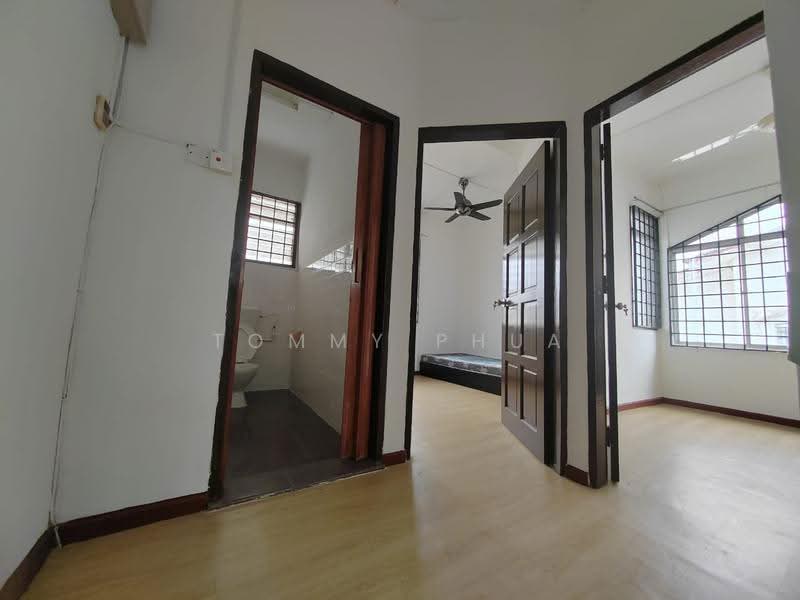 Rumah Teres 2-Tingkat untuk Disewa di Taman Mesra (Senai) - Tommy Phua - Bathroom - PropertyGuru.com.my