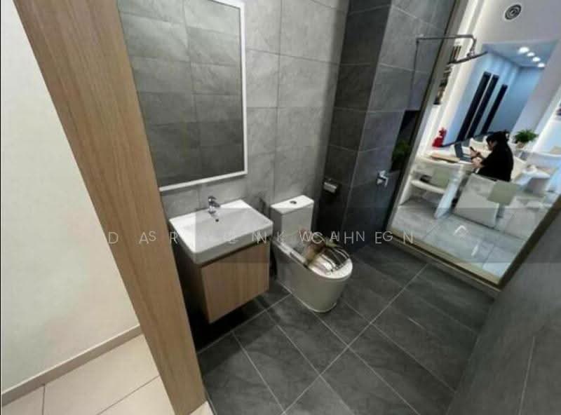 Kediaman Servis untuk Dijual di Paragon Gateway - Simon Wang - Bathroom - PropertyGuru.com.my