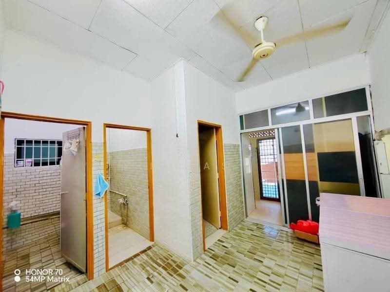 Rumah Teres 1-Tingkat untuk Dijual di Taman Johor Jaya (Johor Bahru) - Lucas Wong - Bathroom - PropertyGuru.com.my