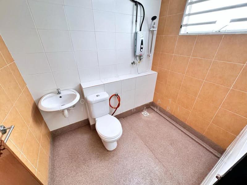 Rumah Teres 2-Tingkat untuk Dijual di Bangi (Selangor) - Mohd Aizat Saiful Bahri - Bathroom - PropertyGuru.com.my