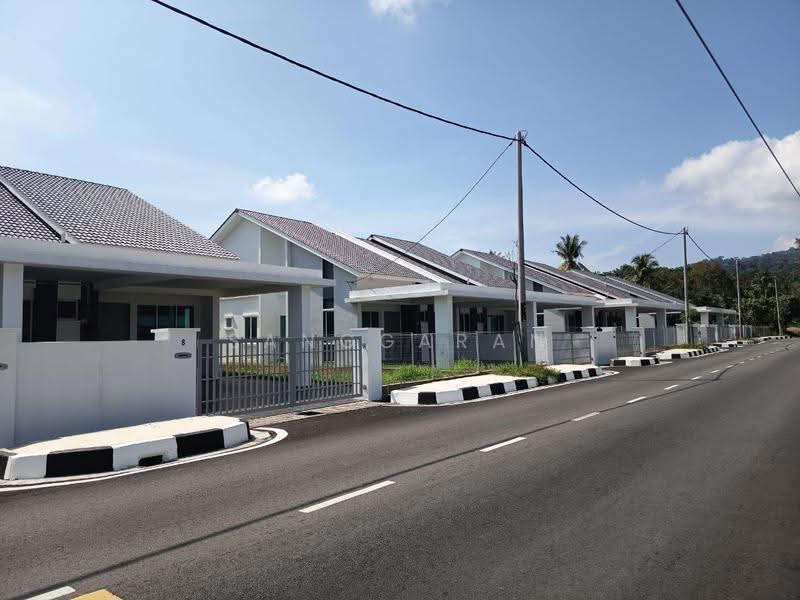 Rumah Berkembar untuk Dijual di Rumah Berkembar Setingkat di Karangan (Karangan) - Sanggaran Muniandy - Exterior - PropertyGuru.com.my