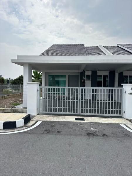 Rumah Berkembar untuk Dijual di Rumah Berkembar Setingkat di Karangan (Karangan) - Sanggaran Muniandy - Exterior - PropertyGuru.com.my