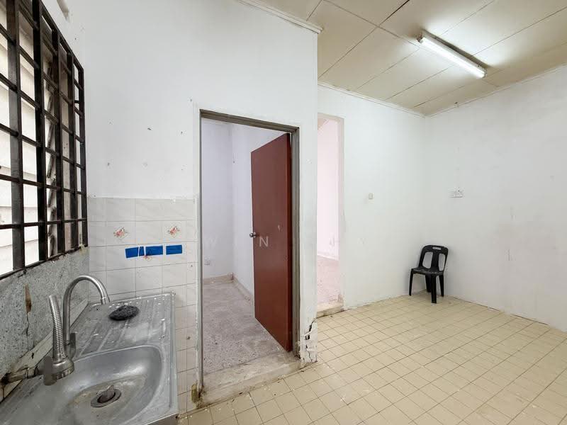 Rumah Teres 1-Tingkat untuk Dijual di Taman Pasir Putih (Pasir Gudang) - Lywen Thye - Kitchen - PropertyGuru.com.my