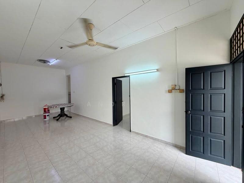 1-storey Terraced House for Sale in Taman Daya (Johor Bahru) - Andrew Teo - Living Room - PropertyGuru.com.my