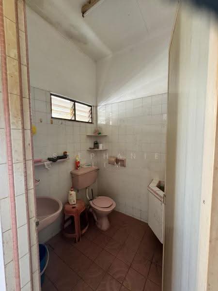 Rumah Teres 2-Tingkat untuk Dijual di Jelutong (Penang) - Stephanie Lim - Bathroom - PropertyGuru.com.my