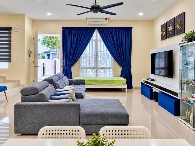 Rumah Teres 2-Tingkat untuk Dijual di Eco Grandeur (Puncak Alam) - Mohd Aizat Saiful Bahri - Living Room - PropertyGuru.com.my