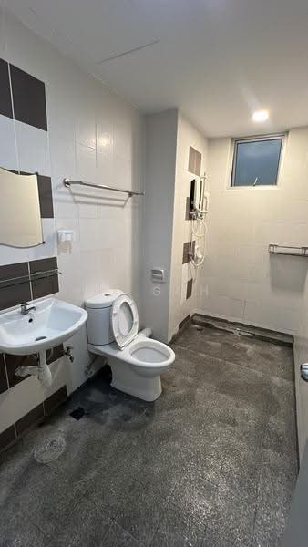 Kondominium untuk Disewa di The Golden Triangle Condominium - CK Goh - Bathroom - PropertyGuru.com.my