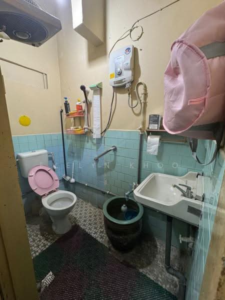Bungalow House untuk Dijual di Kampung Kenanga (Rawang) - Evelyn Khoo - Bathroom - PropertyGuru.com.my