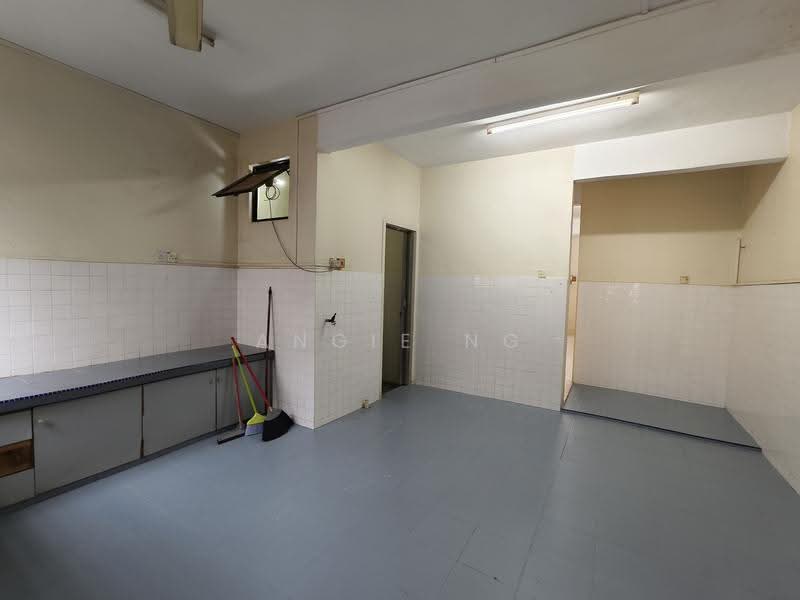 Rumah Teres 2-Tingkat untuk Dijual di Taman Datuk Thamby Chik Karim (Batu Berendam) - Angie Ng - Kitchen - PropertyGuru.com.my