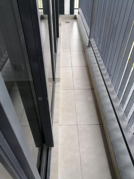 Kediaman Servis untuk Dijual di Setia City Residences - Hong Ng - Balcony - PropertyGuru.com.my