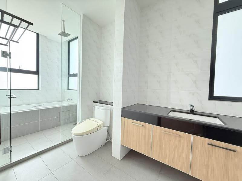 Pangsapuri untuk Dijual di Molek Pine 4 - Zhiyi Lee - Bathroom - PropertyGuru.com.my