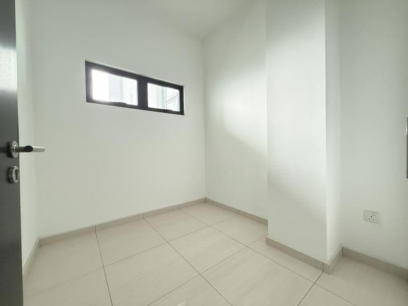 Pangsapuri untuk Dijual di Molek Pine 4 - Zhiyi Lee - Bedroom - PropertyGuru.com.my