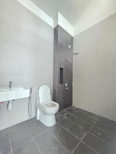 Rumah Teres 2-Tingkat untuk Dijual di Taman Mount Austin (Tebrau) - YY Tey - Bathroom - PropertyGuru.com.my
