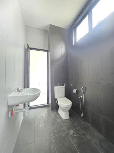 Rumah Teres 2-Tingkat untuk Dijual di Taman Mount Austin (Tebrau) - YY Tey - Bathroom - PropertyGuru.com.my