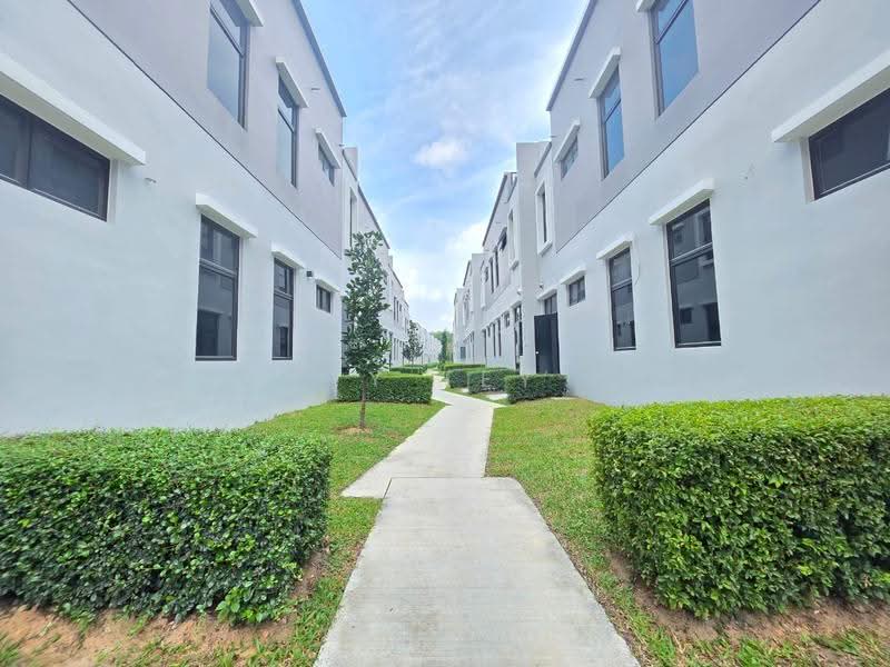 Rumah Teres 2-Tingkat untuk Dijual di Taman Mount Austin (Tebrau) - YY Tey - Exterior - PropertyGuru.com.my