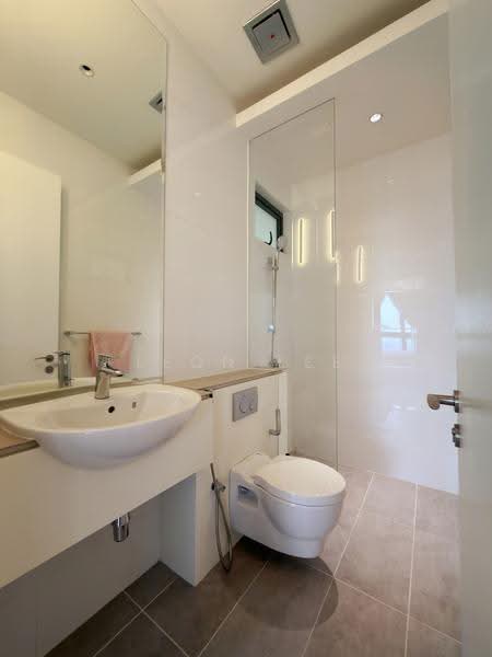 Kediaman Servis untuk Dijual di Senada Residence @ KLGCC Resort - Leon Lee - Bathroom - PropertyGuru.com.my