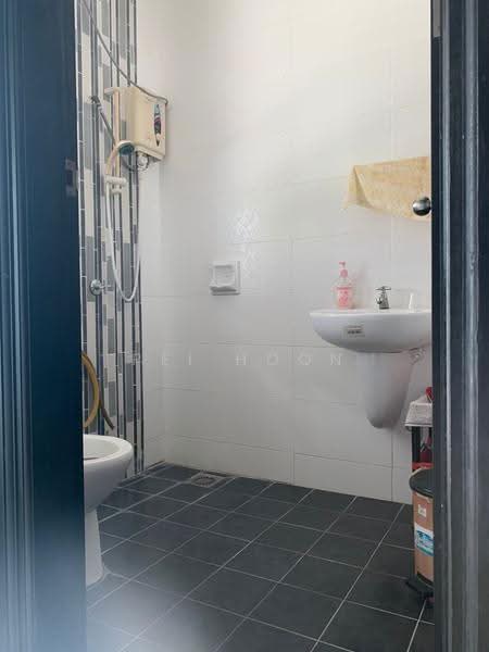Link Bungalow for Sale in Jelutong (Penang) - Pei Hoon - Bathroom - PropertyGuru.com.my