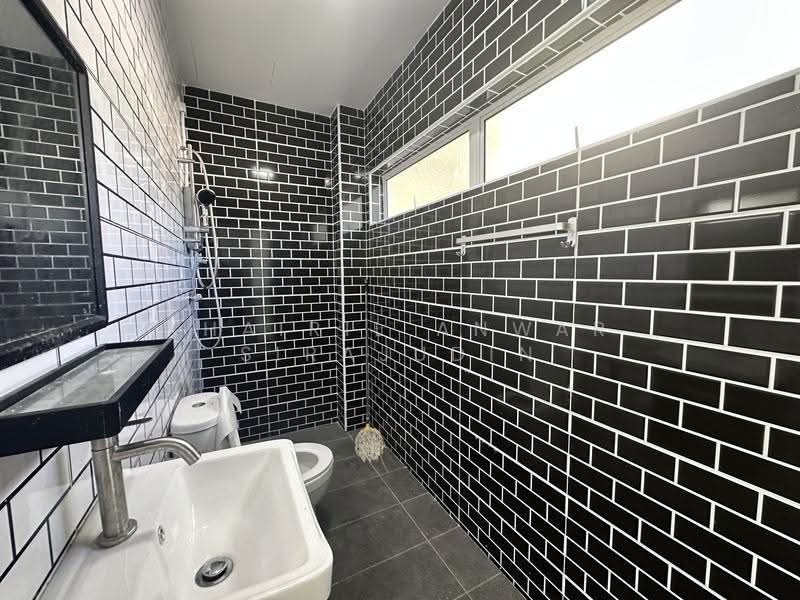 Bungalow House untuk Dijual di Seksyen 3 (Shah Alam) - Khairil Anwar Sirajudin - Bathroom - PropertyGuru.com.my