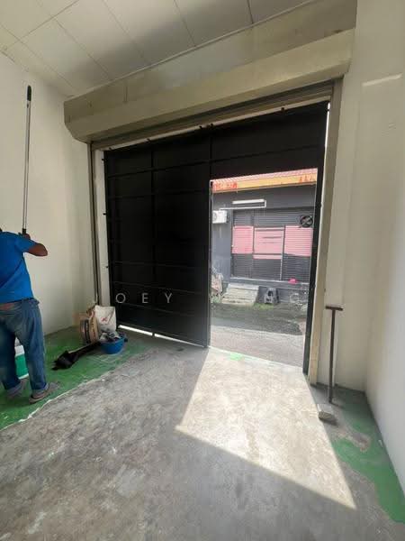 Shop for Rent in Bandar Putra Permai (Seri Kembangan) - Joey Wong - Entrance - PropertyGuru.com.my
