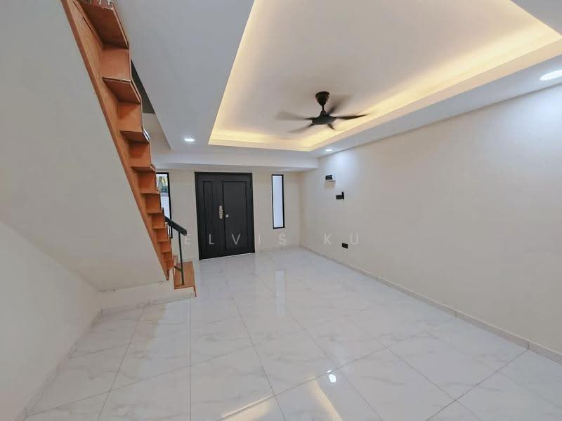 Rumah Teres 2-Tingkat untuk Dijual di Taman Puteri Wangsa (Ulu Tiram) - Elvis Ku - Living Room - PropertyGuru.com.my