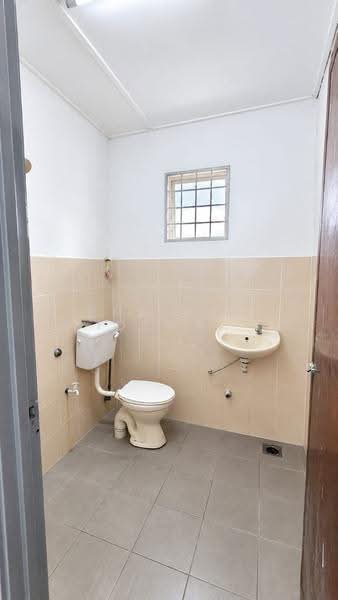 1-storey Terraced House for Sale in Taman Senawang Jaya (Senawang) - Khairul Idzwan - Bathroom - PropertyGuru.com.my