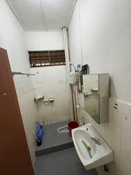 1-storey Terraced House for Sale in Taman Rinting (Masai) - Carson . - Bathroom - PropertyGuru.com.my