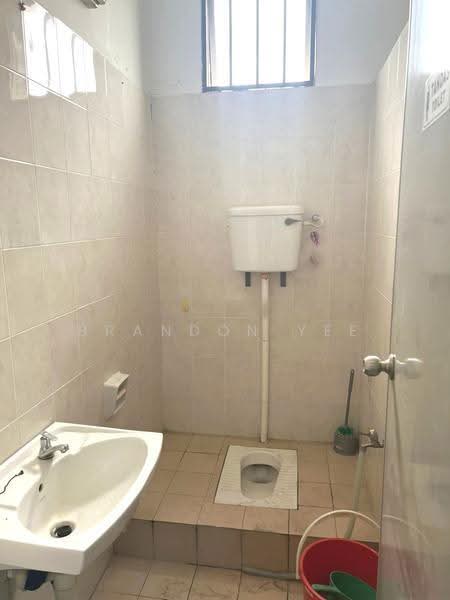 Kedai untuk Disewa di Bandar Putra Permai (Seri Kembangan) - Brandon Yee - Bathroom - PropertyGuru.com.my