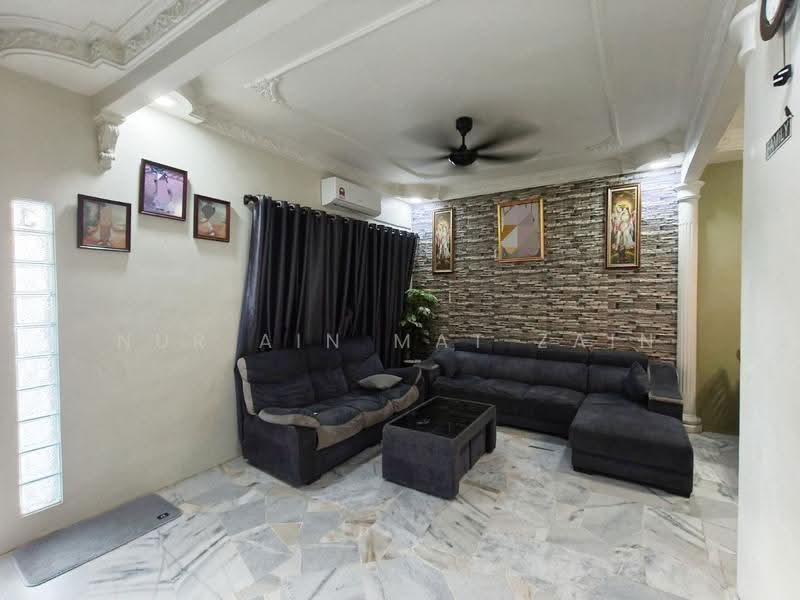 Rumah Teres 2-Tingkat untuk Dijual di Shah Alam (Selangor) - Nur Ain Mat Zain - Living Room - PropertyGuru.com.my