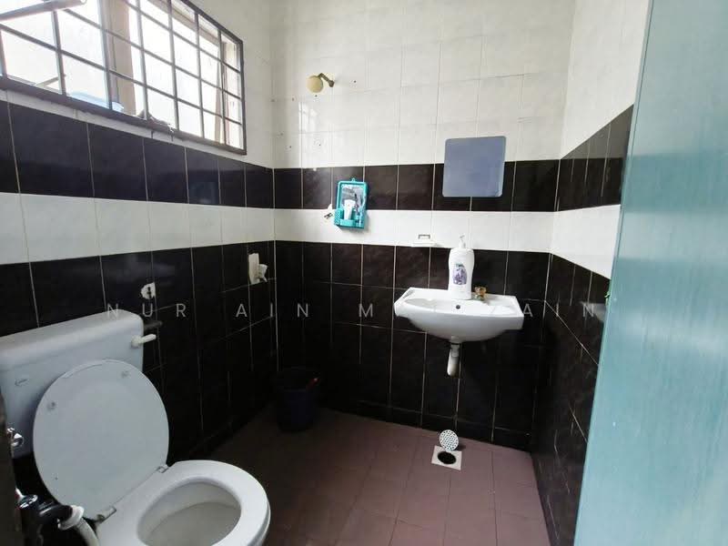 Rumah Teres 2-Tingkat untuk Dijual di Shah Alam (Selangor) - Nur Ain Mat Zain - Bathroom - PropertyGuru.com.my