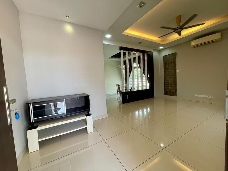 Cluster House for Sale in Taman Kempas Indah (Tebrau) - Shishi . - Living Room - PropertyGuru.com.my