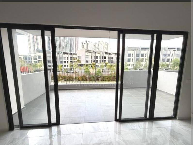 Rumah Teres untuk Dijual di Taman Bukit Serdang (Seri Kembangan) - Victor Foo - Balcony - PropertyGuru.com.my