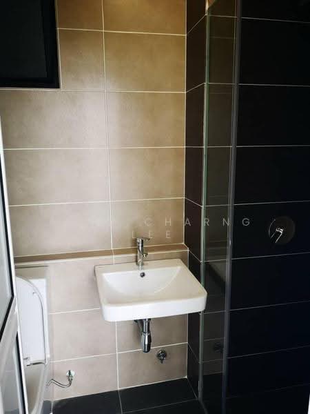 Kediaman Servis untuk Dijual di D'Pristine - Hong Charng Lee - Bathroom - PropertyGuru.com.my